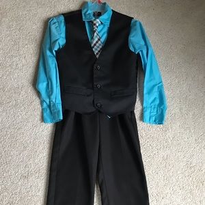 Pre-owned boys 4 piece suit size 8